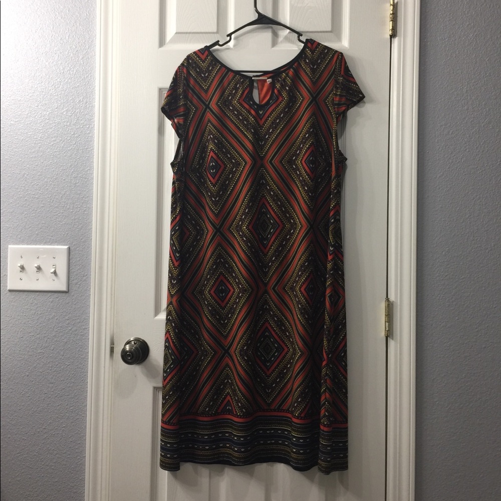 Dress barn sleeveless with geometric design.